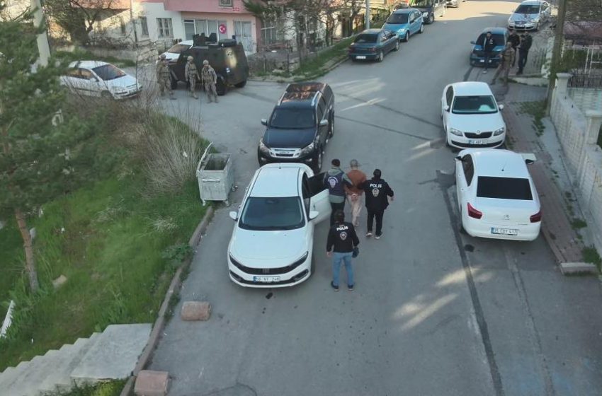  Siber suç makineleri 50’den fazla dosyadan aranıyordu, Sivas’ta yakalandılar