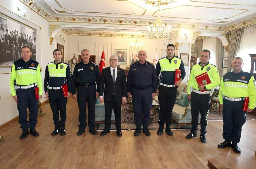  Sivas’ta Trafik Personeline Başarı Belgesi Takdimi