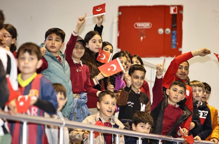  Sivas’ta çocuklar halk oyunlarıyla buluştu