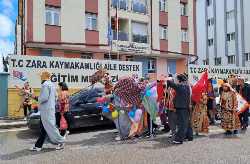  Sivas’ta geleneksel ‘saya gezmesi’ renkli görüntülere sahne oldu