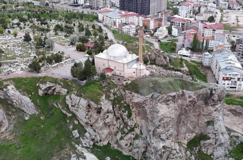  Uçurumun ucundaki türbenin kayalıklarında ıslah çalışmaları sürüyor