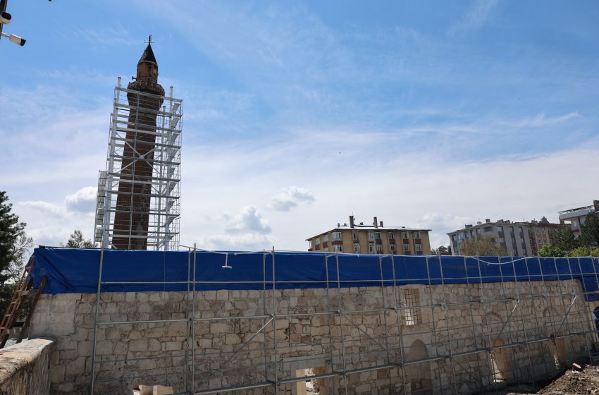  Vali Şimşek, Ulu Cami’deki Restorasyon Çalışmalarını İnceledi