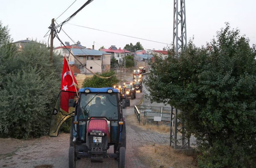  Yıllardır özel günlerde yapılıyor, traktörüne binen konvoya katılıyor