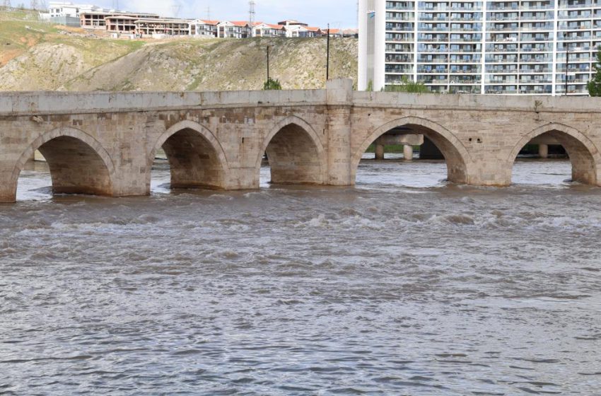  Modern köprüler bir bir yıkılırken, Selçuklu köprüsü 8 asırdır dimdik ayakta duruyor