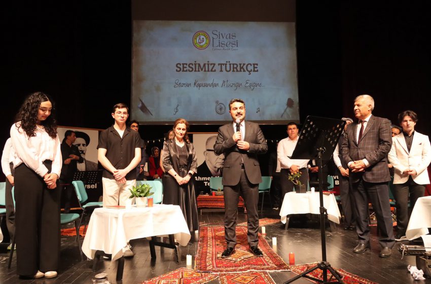  Öğrenciler ve Öğretmenlerden Anlamlı Şiir ve Türkü Dinletisi
