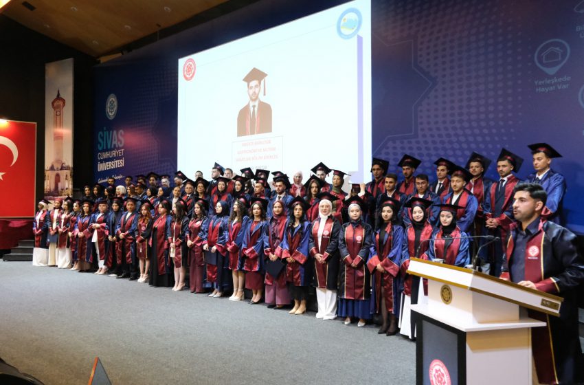  Turizm Fakültesi Öğrencileri Mezuniyet Sevinci Yaşadı