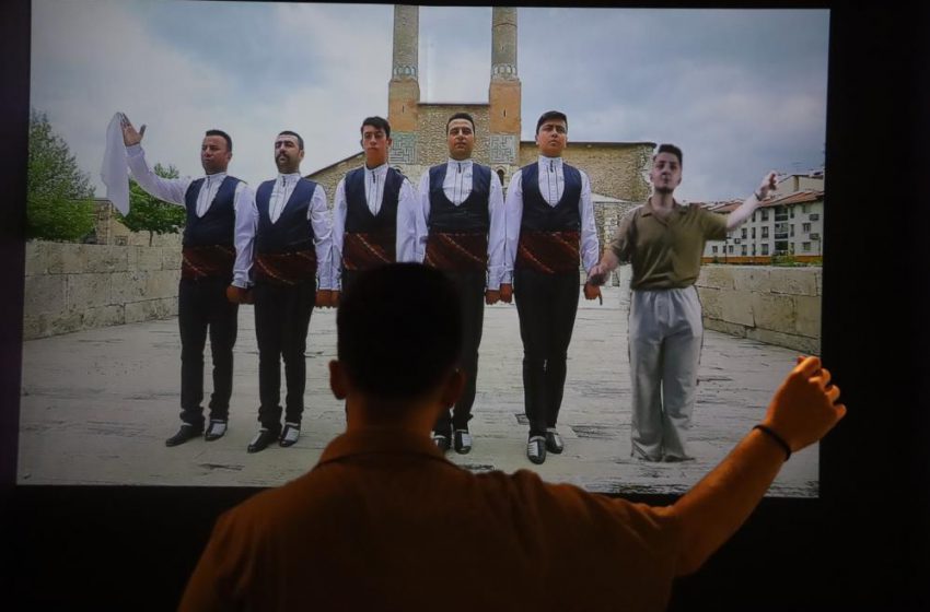  Filmlere konu olan Sivas halayının simülasyonu, turistlerin gözdesi haline geldi