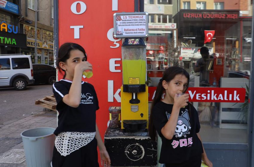  Sivas’ta esnaftan 15 Temmuz şehitleri hayrına limonata ikramı